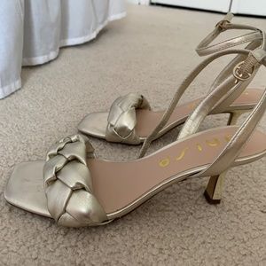 Unisa Dallie Sandals Size 6 Gold